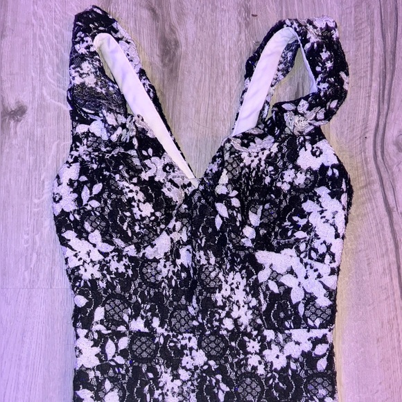 NWOT Size 2 GUESS DRESS - Picture 2 of 4